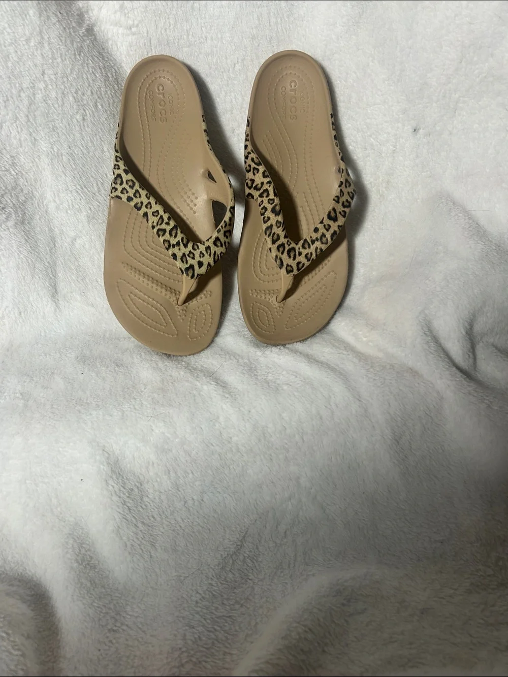 CROCS Women’s Tan Flip Sandals with Leopard-Print Straps(sz8)